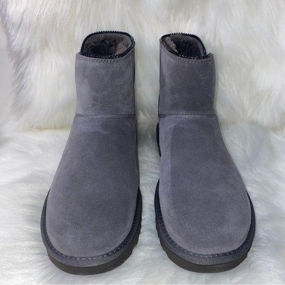 UGG Boots size 10 New in box - Picture 14 of 15